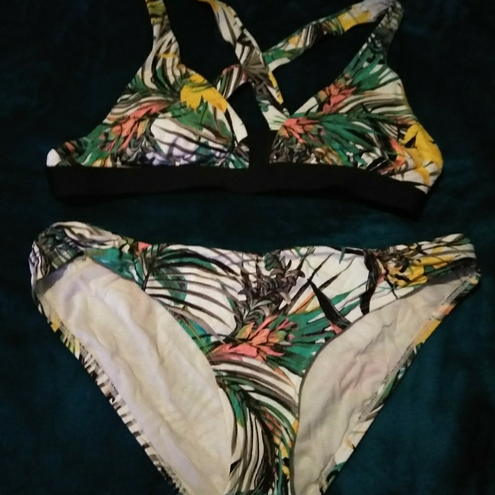 Swimsuit - Picture 2 of 8